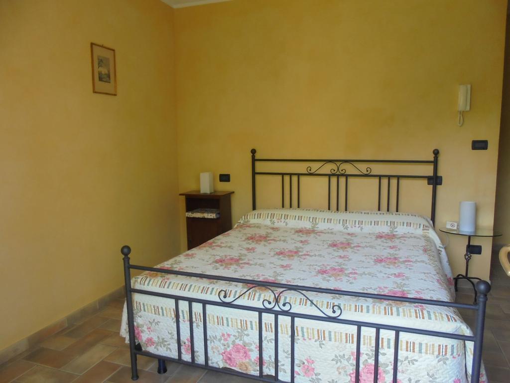 Agriturismo La Terrazza Sul Bosco 巴罗洛 外观 照片